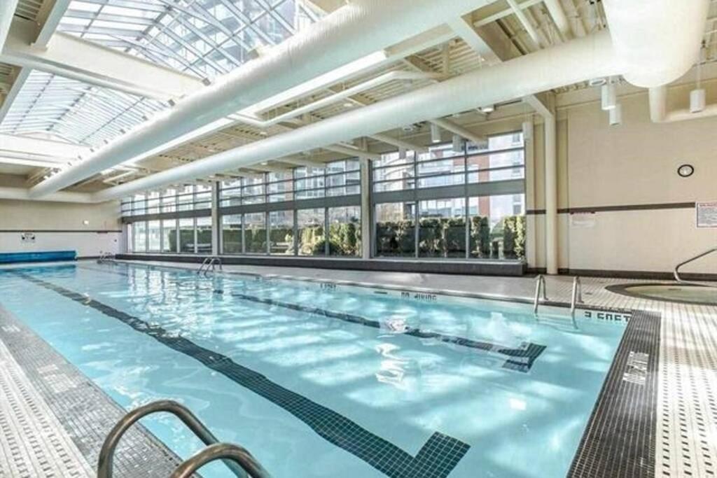 Lovely One-Bedroom Apartment With Pool, Hot Tub, And Gym In The Heart Of Downtown, Skytrain 3Min Away Vancouver Exterior foto