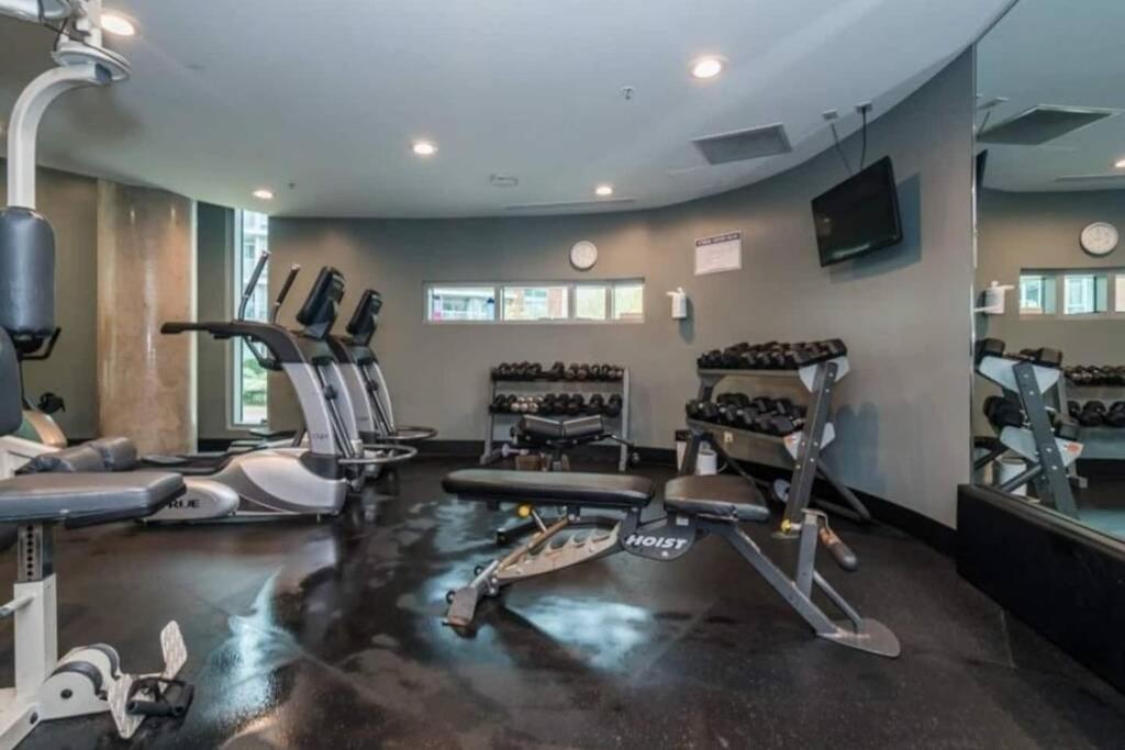 Lovely One-Bedroom Apartment With Pool, Hot Tub, And Gym In The Heart Of Downtown, Skytrain 3Min Away Vancouver Exterior foto