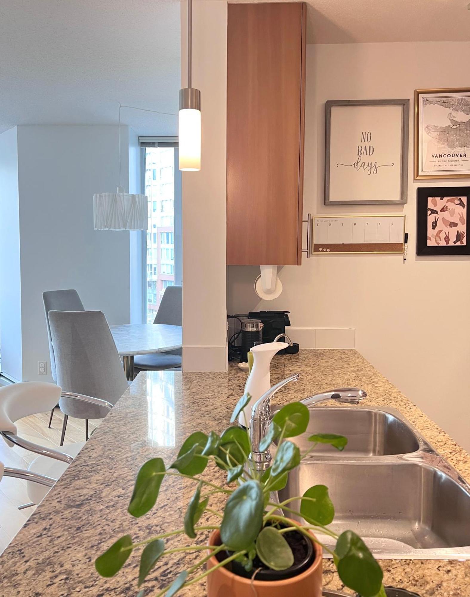 Lovely One-Bedroom Apartment With Pool, Hot Tub, And Gym In The Heart Of Downtown, Skytrain 3Min Away Vancouver Exterior foto