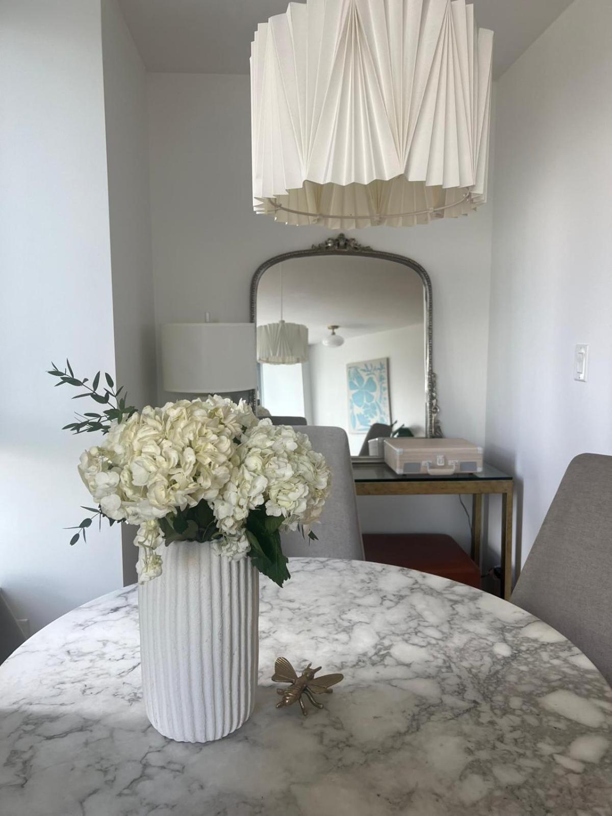 Lovely One-Bedroom Apartment With Pool, Hot Tub, And Gym In The Heart Of Downtown, Skytrain 3Min Away Vancouver Exterior foto