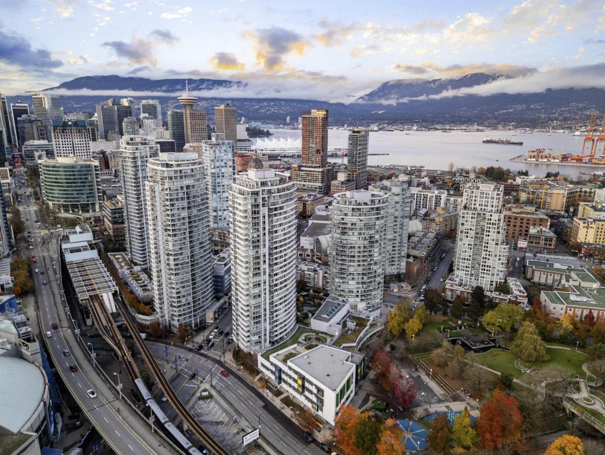 Lovely One-Bedroom Apartment With Pool, Hot Tub, And Gym In The Heart Of Downtown, Skytrain 3Min Away Vancouver Exterior foto