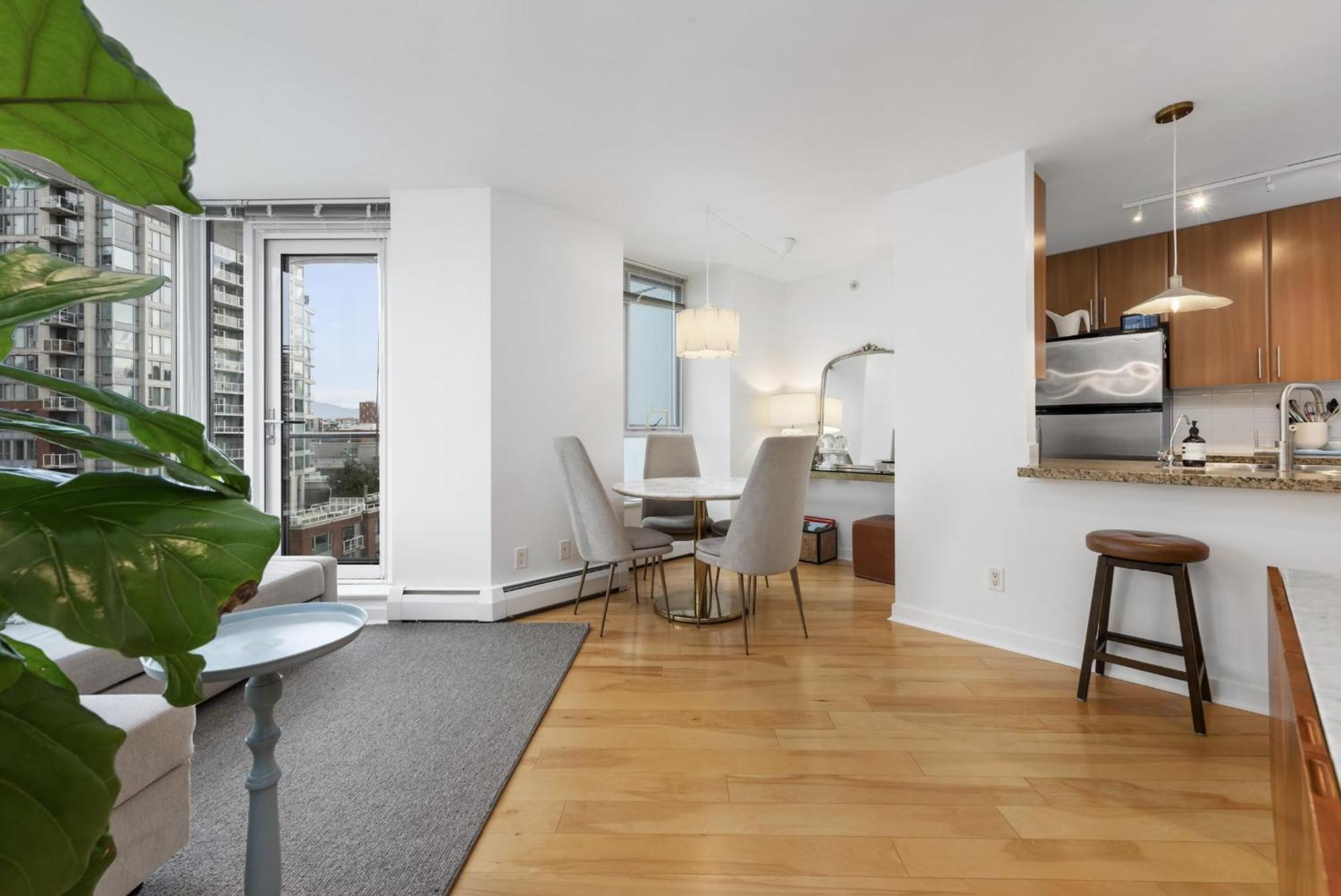 Lovely One-Bedroom Apartment With Pool, Hot Tub, And Gym In The Heart Of Downtown, Skytrain 3Min Away Vancouver Exterior foto
